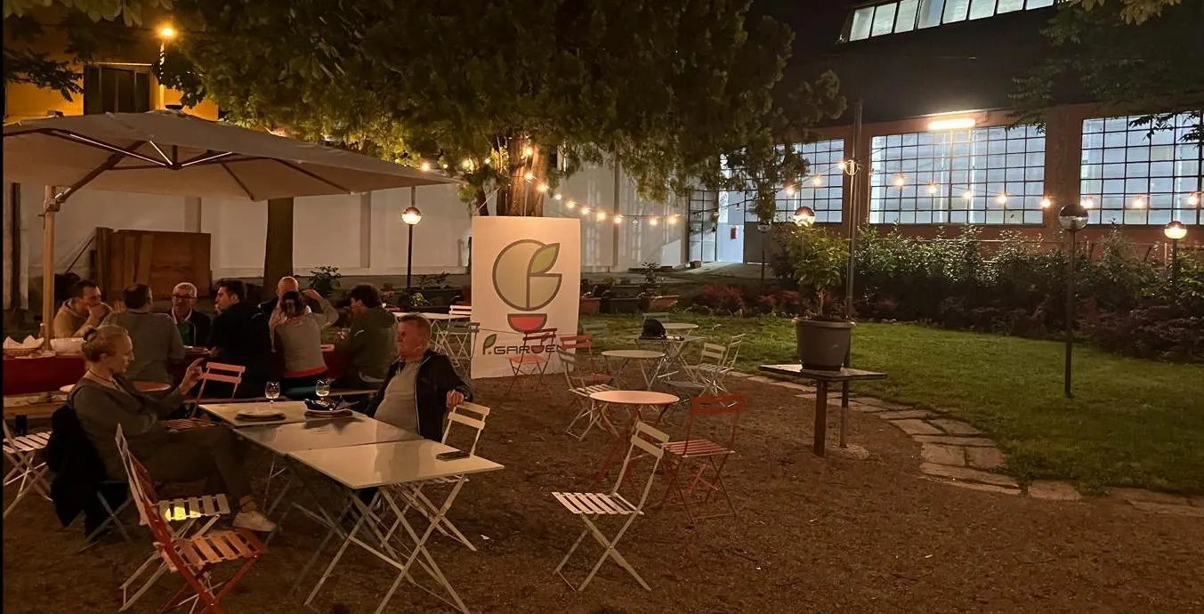 Una serata al P.Garden Monza con tavolini, lucine e persone